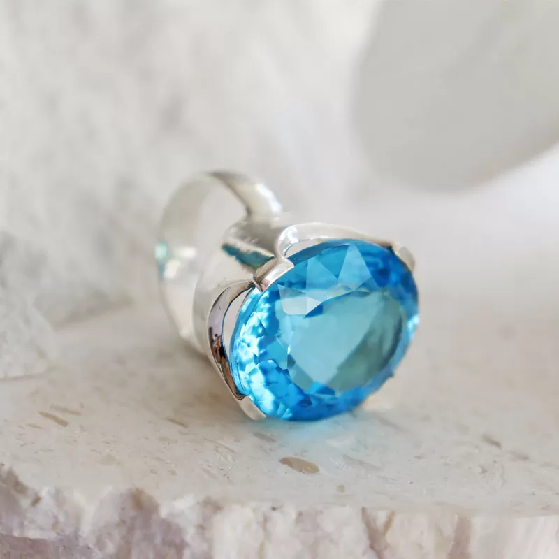 Nila Oval Swiss Blue Topaz Ring