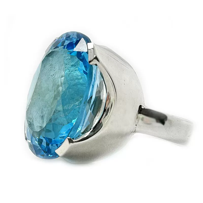 Nila Oval Swiss Blue Topaz Ring